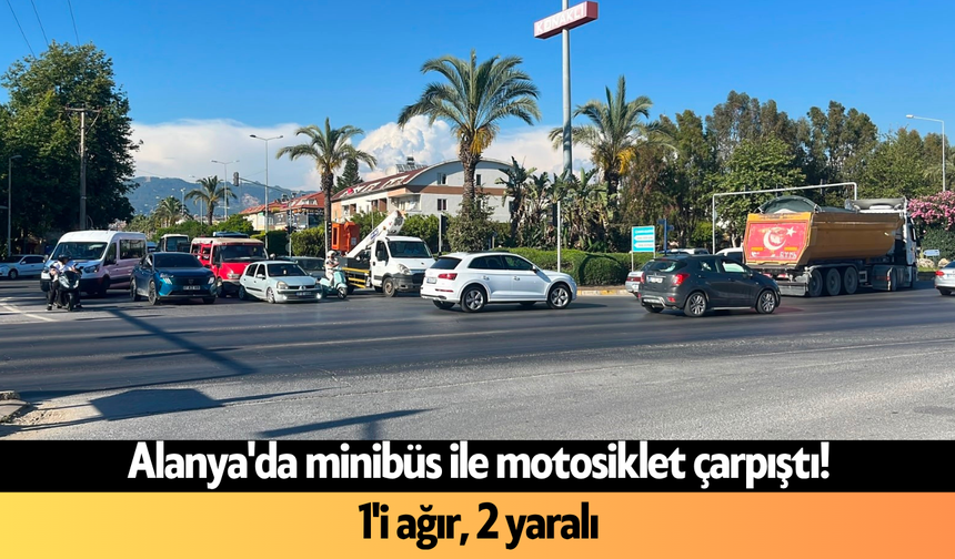 VİDEO İZLE l Alanya'da minibüs ile motosiklet çarpıştı, 1'i ağır 2 yaralı