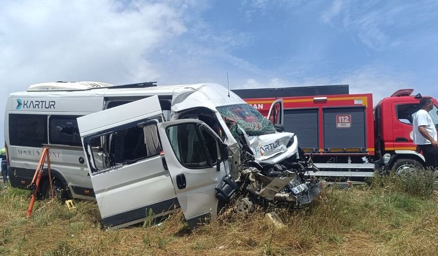 Edirne'de tanker ile servi aracı çarpıştı: 12 yaralı