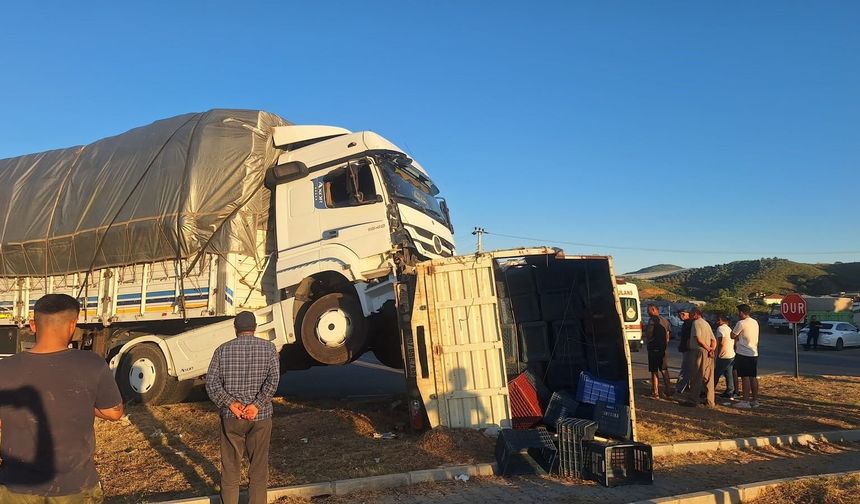 Gazipaşa'da tır kamyoneti önüne alarak sürükledi