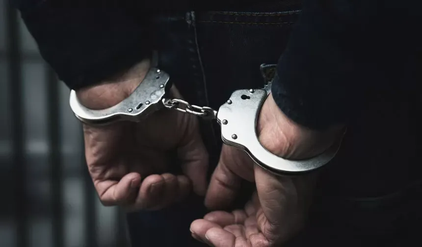 Kameralardan kaçamadı: Çantayı boşaltıp, denize fırlatan şüpheliye şok darbe