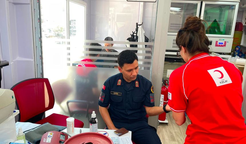 Alanya’da jandarma personeli Türk Kızılaya kan bağışında bulundu