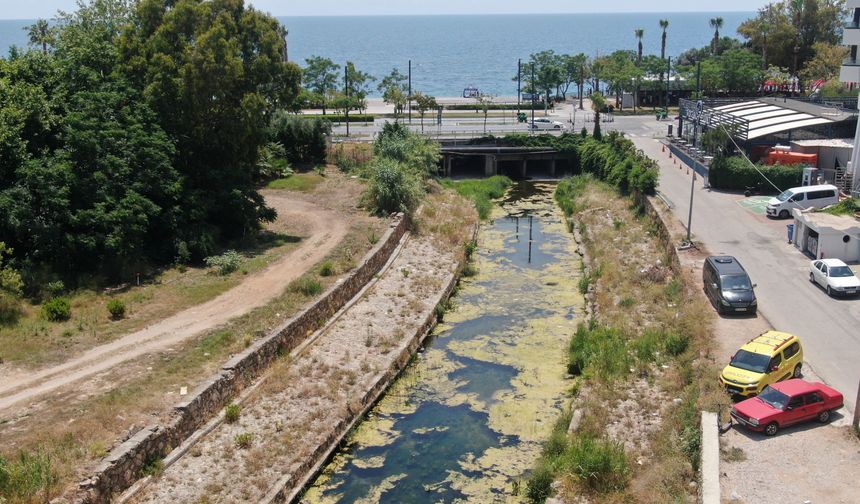 Antalya'da kirli su uyarısı: 'Çöpleri kıyıya atmayın'