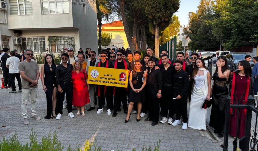 Nezihe Soydan Lisesi öğrencilerinden duygusal mesaj: Kapanan okullarının ismini tabelada yaşattılar