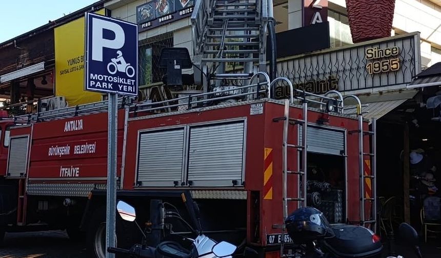 Alanya'da çarşısında hareketli dakikalar! Restoranın çatısında yangın çıktı