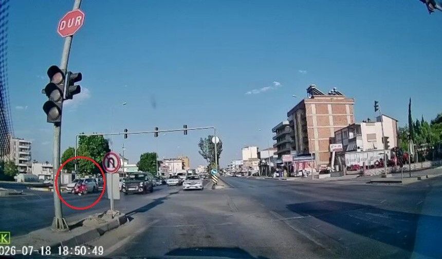 Serik'te feci kaza: Motosiklet araca yapıştı
