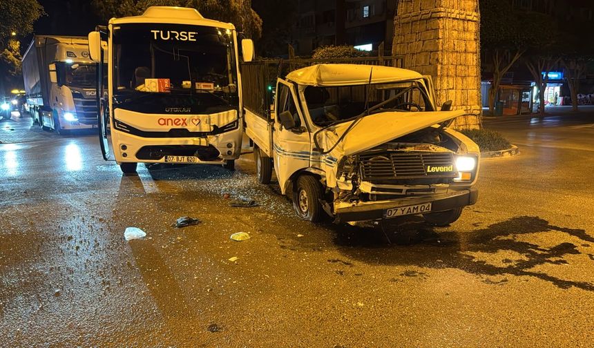 Alanya'da korkutan kazada kamyonet sürücüsü hastaneye kaldırıldı