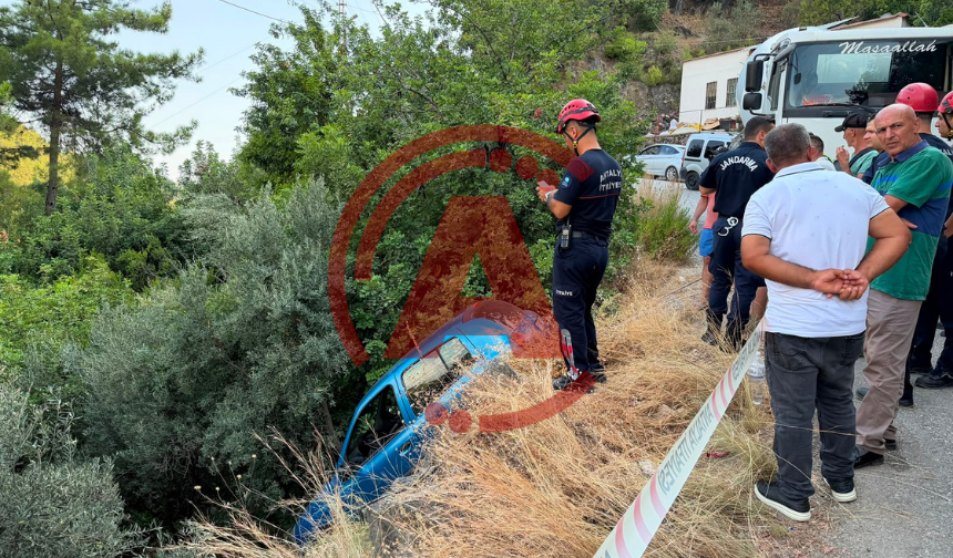 Son dakika! Alanya’da can pazarı: Otomobil asılı kaldı