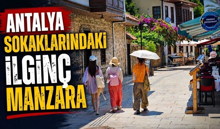 Antalya sokaklarındaki ilginç manzara: Biri soyundu, biri giyindi