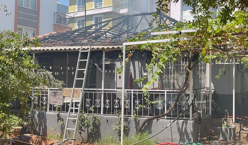 Antalya'da alevler tek katlı evi yuttu
