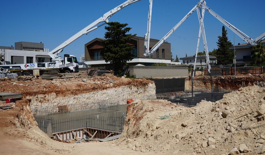 Antalya'da inşaat göçüğü! Yaralı işçiler var
