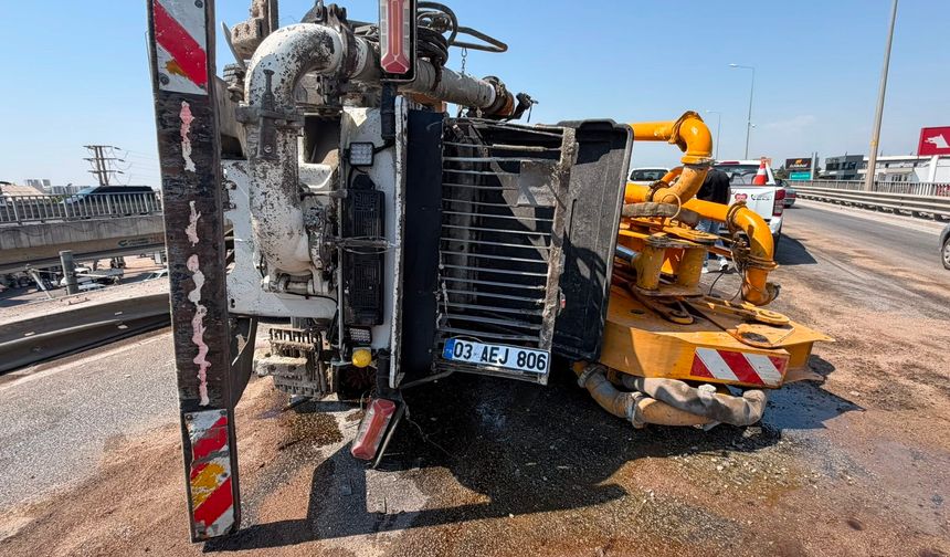 Antalya'da kamyon köprüde asılı kaldı