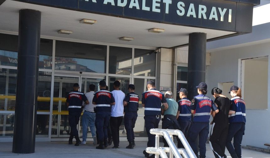 Antalya'da sosyal medyadan ağa düşürüp paraları sıfırladılar