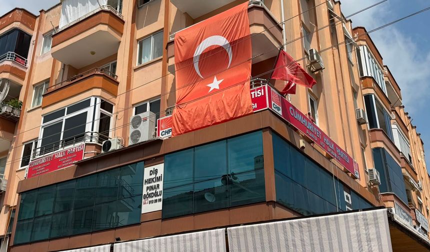 CHP rozetlerini çıkardılar! Alanya'da parti binası boş kaldı
