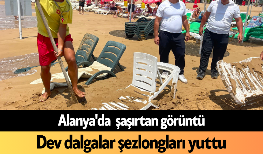 Alanya'da dev dalgalar şezlongları yuttu
