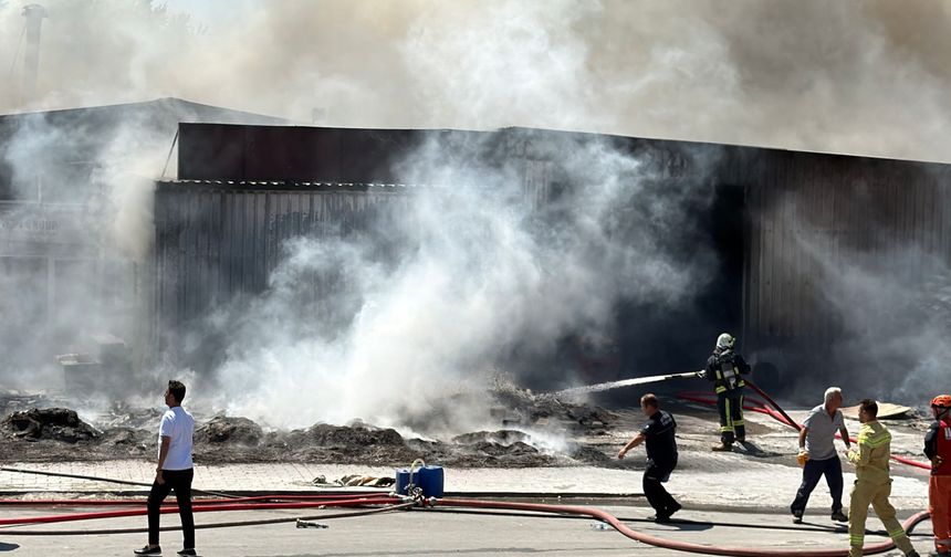Gazipaşa'da depo yangını: Küle döndü