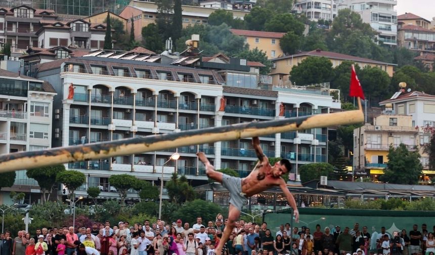 Alanya'da Kabotaj Bayramı coşkusu: Yağlı direkte nefes kesen yarış