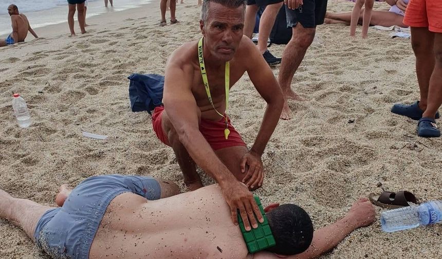 Alanya’da boğulma tehlikesi geçiren tatilciyi cankurtaran kurtardı