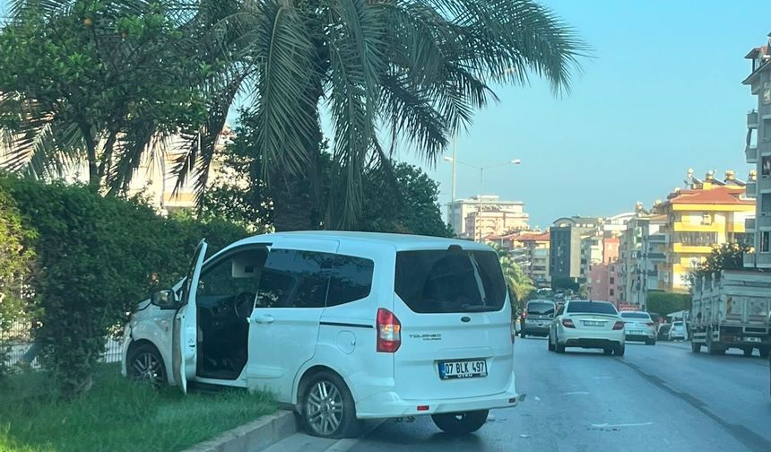 Alanya Çevreyolu kilitlendi! Otomobil refüje çıktı