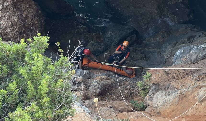 Alanya'da deniz keyfi hastanede bitti: Kayalıklarda mahsur kaldı