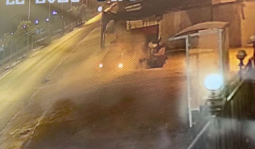 Serik'te akılalmaz kaza: Tarım aletleri iş yerine uçtu