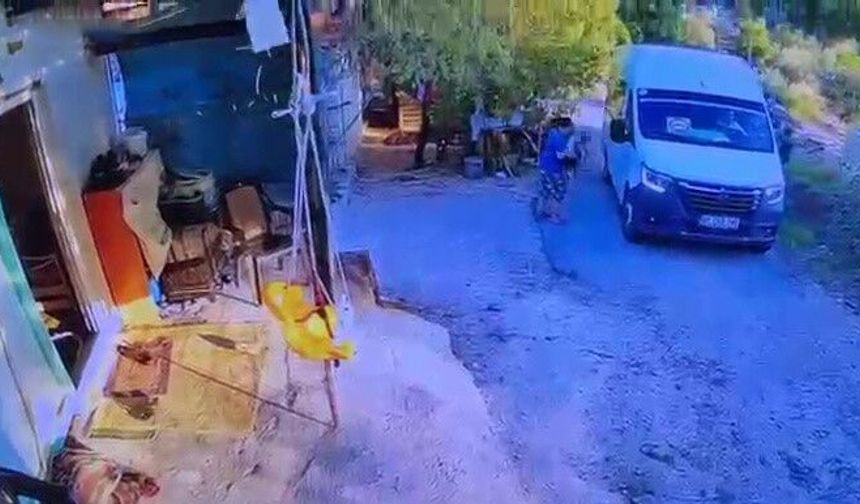 Antalya'da bir baba geri manevra yaparken oğlunu ezdi!
