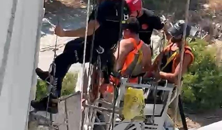 Antalya'da 10.katta çalışıyorlardı! İskelenin halatı koptu