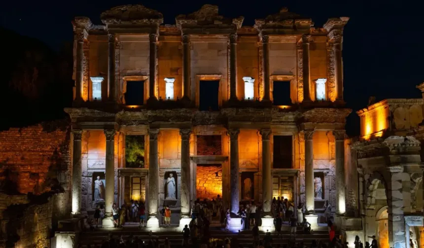 Gece müzeciliğinde Efes rekoru: 213 bin ziyaretçiyle tarihi atmosferi geceleri de yaşattı