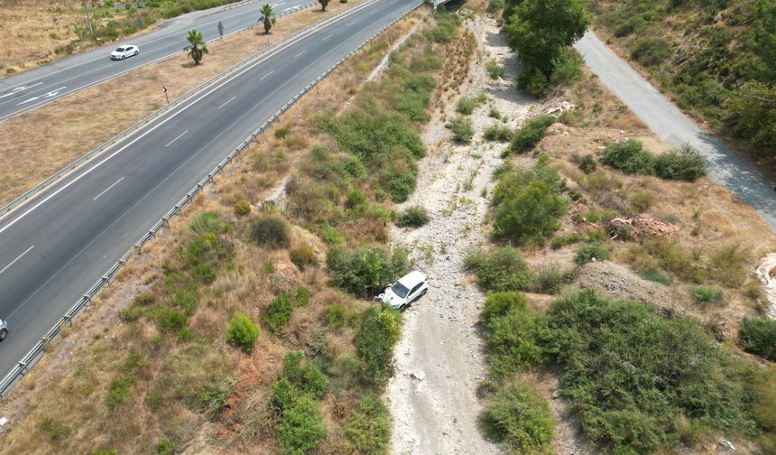 Gazipaşa'da korkutan kaza: Dereye uçtu