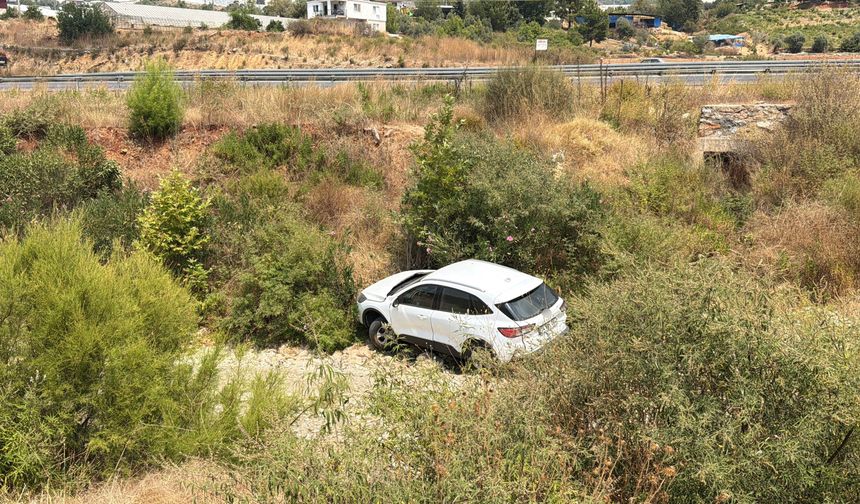 Gazipaşa'da otomobil dereye uçtu: İşte o anlar
