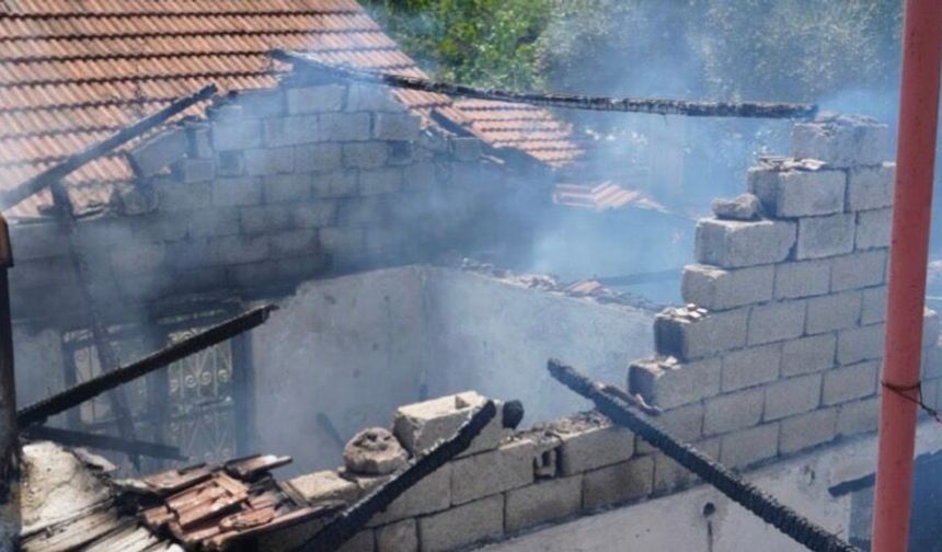 Antalya’da gecekonduyu alevler sardı