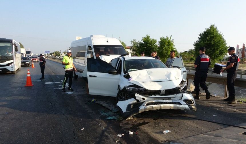 Antalya'da feci kazada ortalık savaş alanına döndü: 17 kişi yaralandı