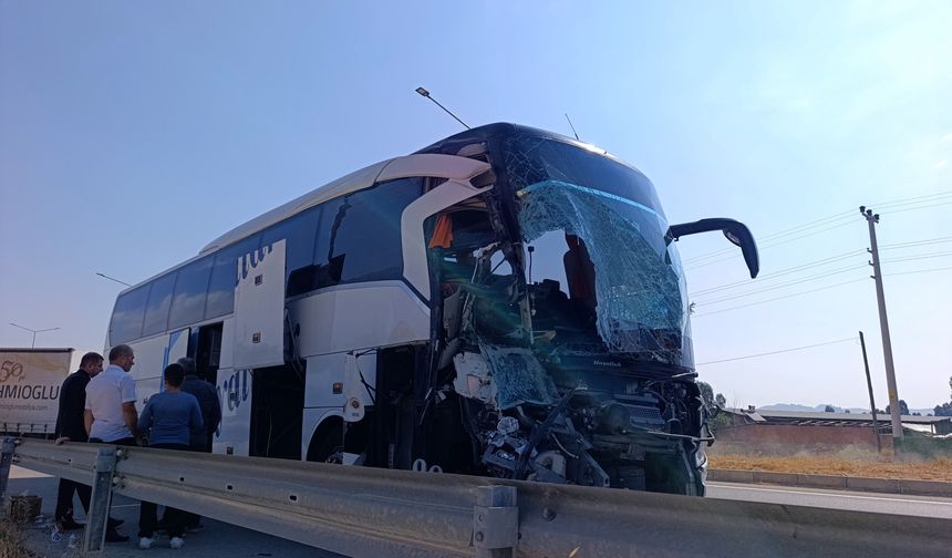 Kütahya'dan Antalya'ya gelen yolcu otobüsü kaza yaptı! Ölü ve yaralılar var