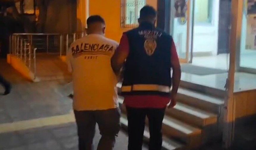 Mersin'de Otomobil Camını Taşla Kırdı