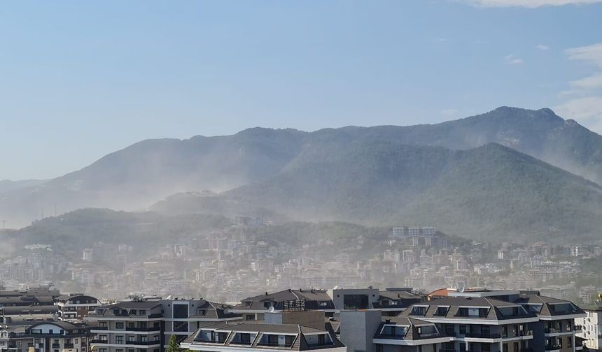 Alanya’da toz bulutu etkili oldu: Kentin üzeri gri tabakayla kaplandı
