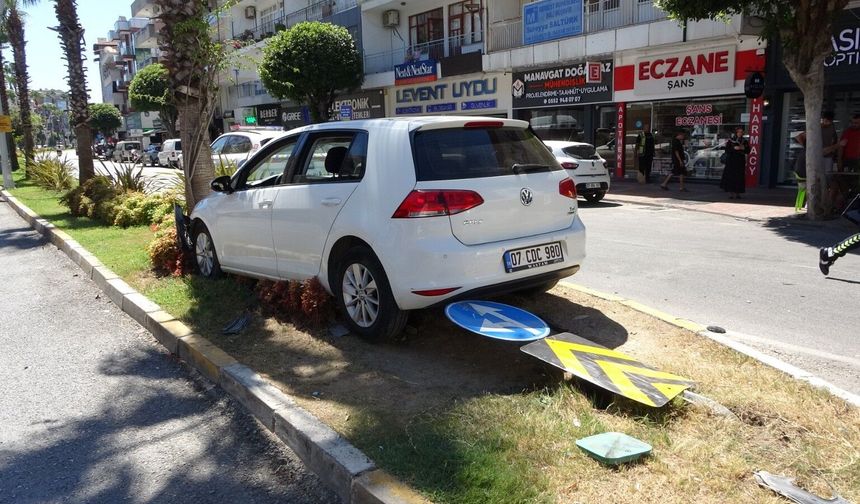 Manavgat'ta trafik kazası: Kafaya kafaya çarpıştılar