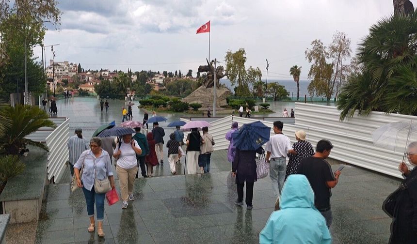 Antalya'da yağmur turistleri durdurmadı