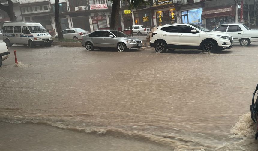 Antalya'nın o ilçesini sağanak fena vurdu
