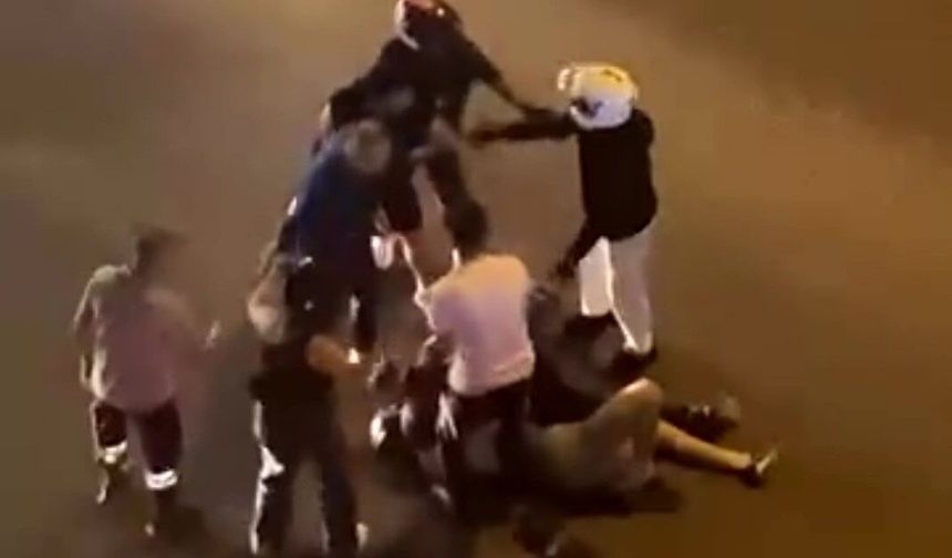 Antalya'da cadde ortasında genç motosikletliyi döverek hastanelik ettiler