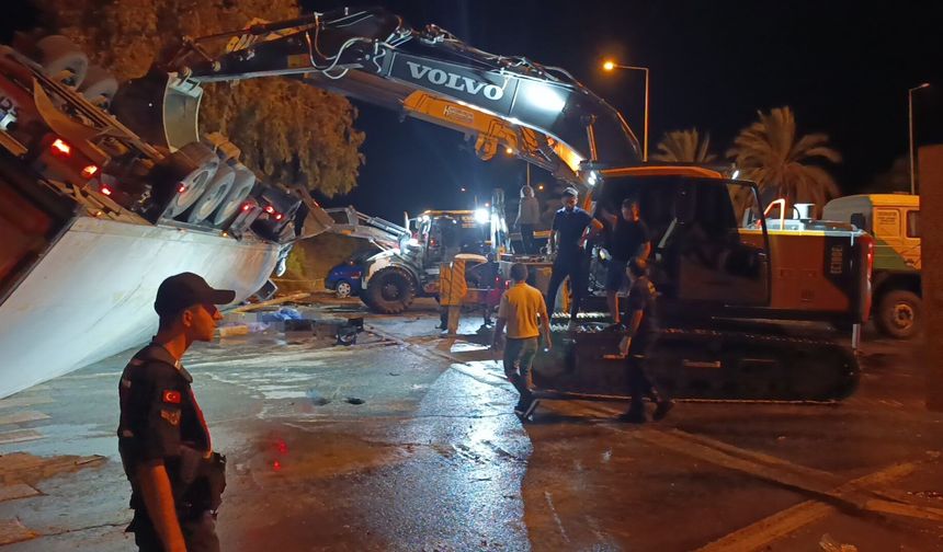 Manavgat-Alanya yolunda can pazarı: TIR'ın altında kaldılar