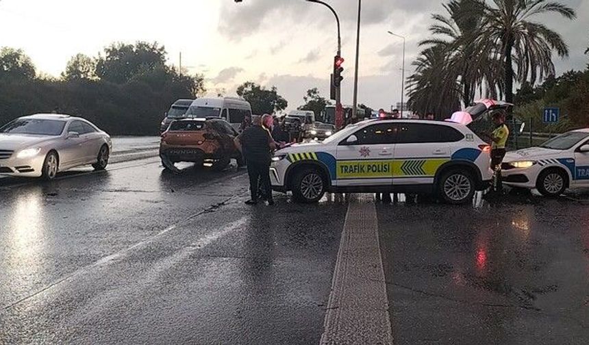 Antalya Manavgat'ta zincirleme kaza: 2 yaralı