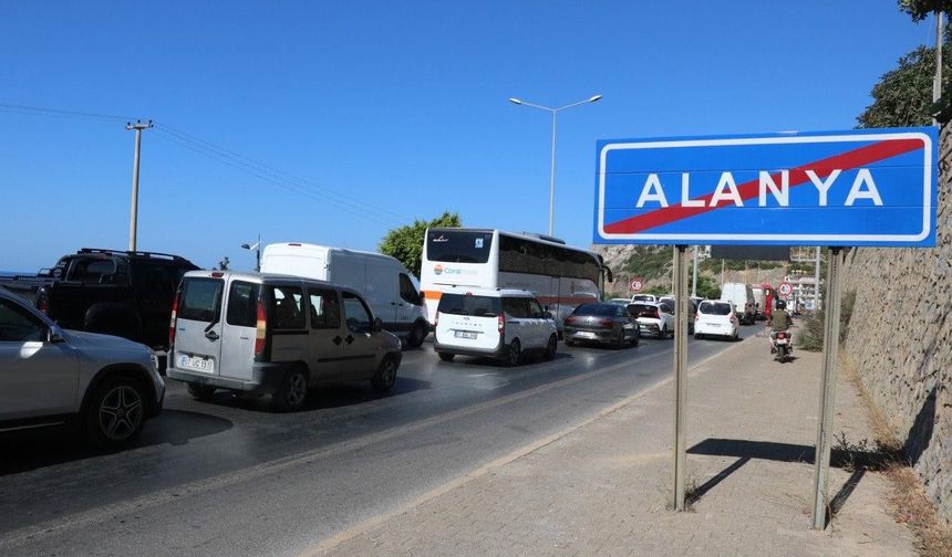 Sürücüler dikkat! Antalya-Alanya yolunda geliş gidiş akışı değişti