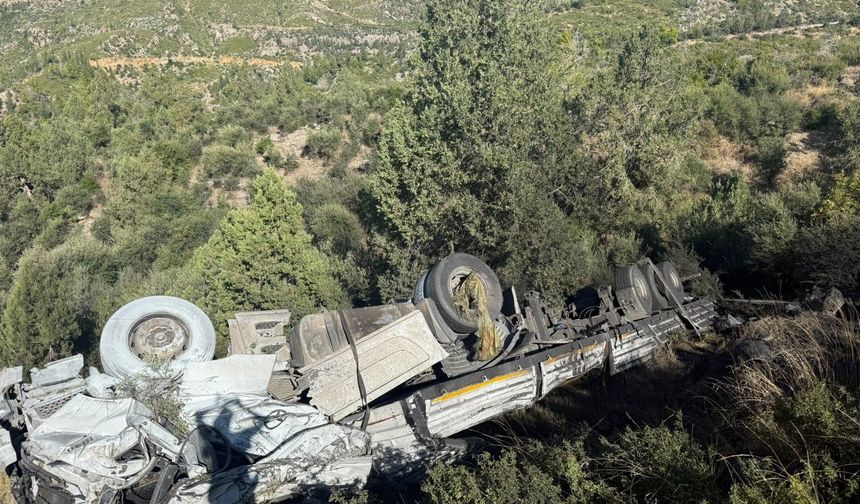 Antalya-Konya yolunda tır şarampole devrildi