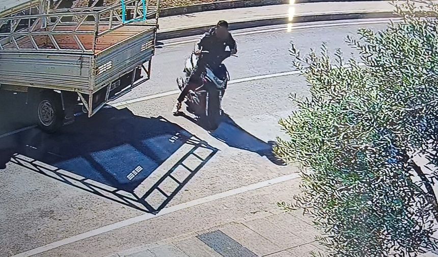 Alanya-Antalya yolunda ilginç olay! Motosikletteki yolcu motosikletle kaçtı