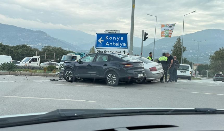 Alanya Çevreyolu'nda iki otomobil çarpıştı