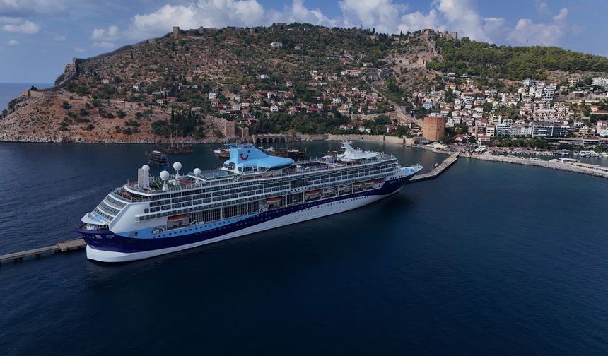 Alanya sezonu kapattı! İngilizler dev gemilerle geldi