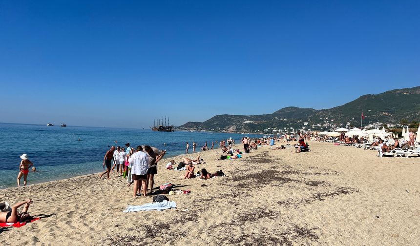 Alanya'da Kleopatra Plajı'nı gören yaz sanıyor