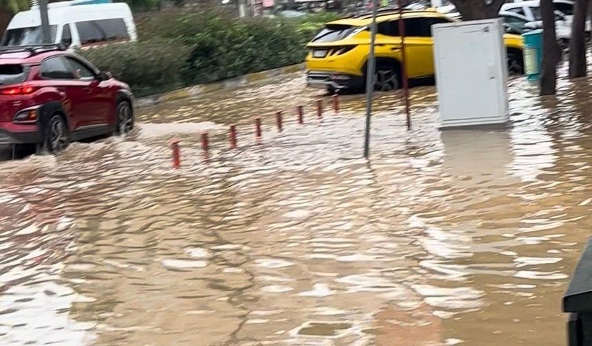 Alanya'da pazarı su bastı!