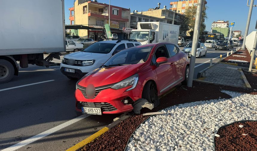 Antalya-Alanya D-400'te otomobiller çarpıştı