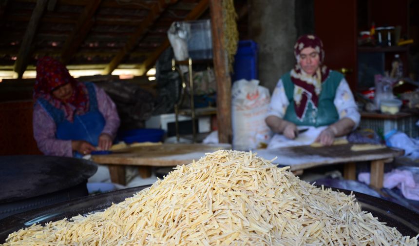 Antalya'da kadınların kış mesaisi: 120 yumurta ile hazırlanıyor