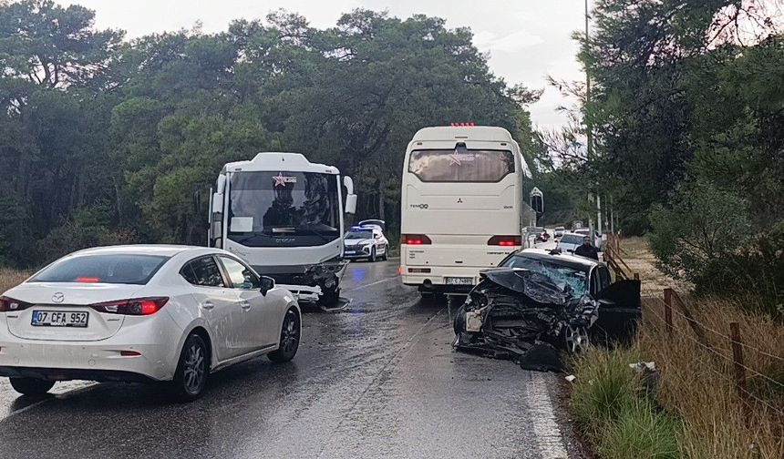 Antalya'da kaza sonrası yol kilitlendi!